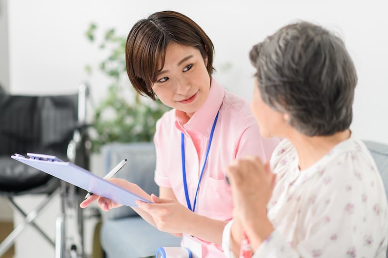 ソーシャルワーカーとは?役割や仕事内容、必要な資格、年収を解説_KV