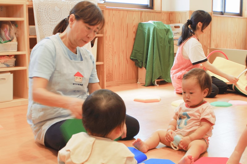 こども誰でも通園制度を利用する子ども（右）と在園児が一緒に過ごす
﻿