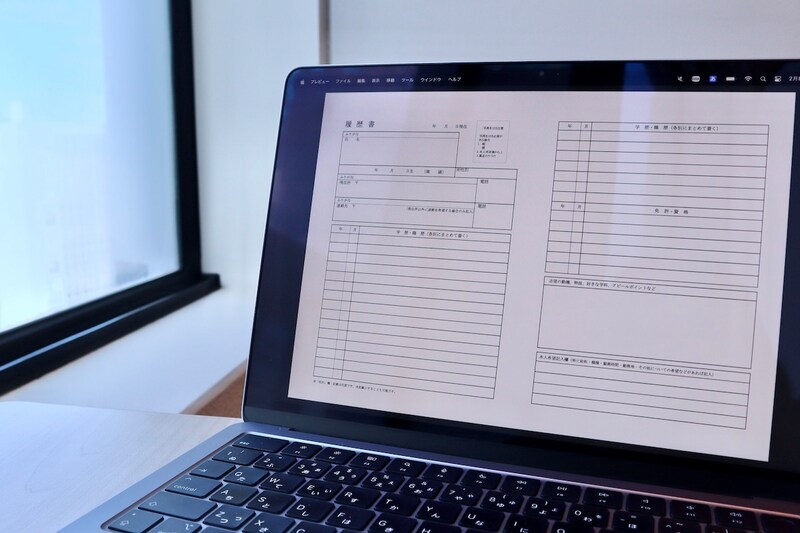【履歴書をメールで送る方法】例文、スマホでの添付方法、パスワードは必要?などを解説