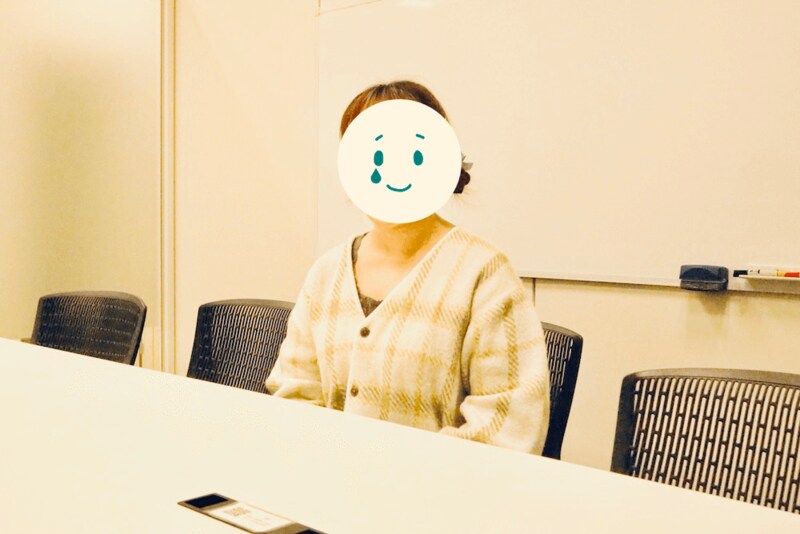 インタビューを受けるYさん