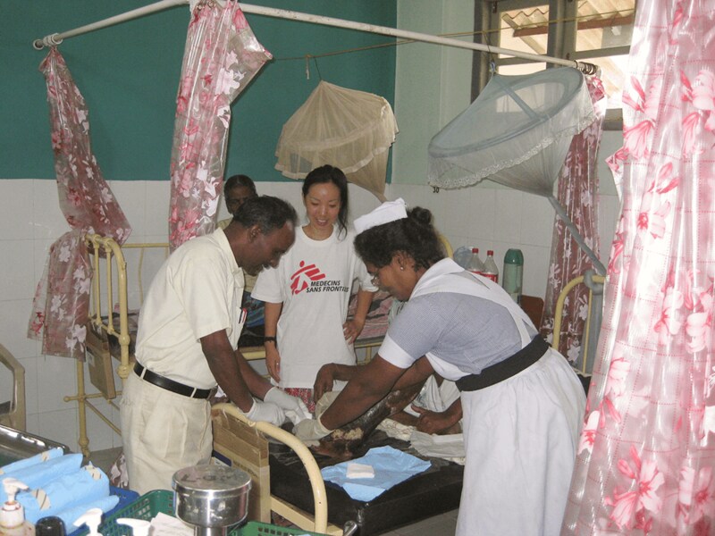 2010年スリランカにて活動中の白川さん