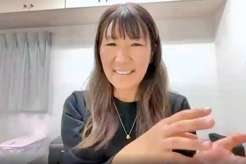 インタビューを受ける中野さん