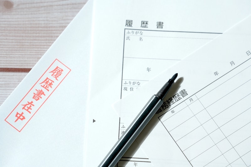 履歴書を入れる封筒マナー。郵送と手渡しの書き方は違う！_KV
