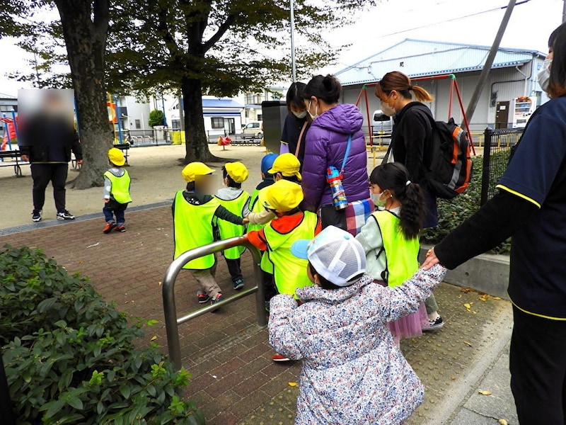 公園に着いた先生方と児童たち