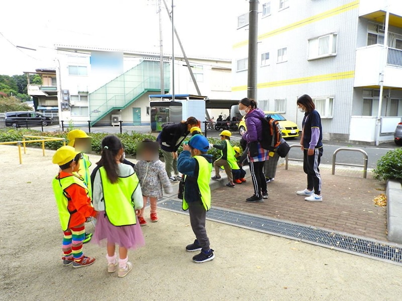 外遊びを終えて園に戻る先生方と児童たち