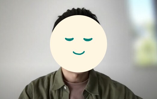 インタビューを受けるSさん