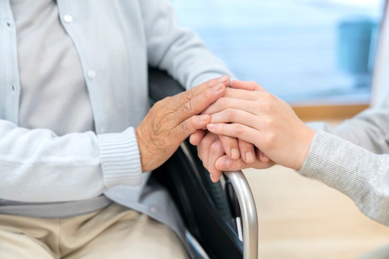 認知症ケアに役立つ研修や資格って? 実務経験あり・なし別に解説!