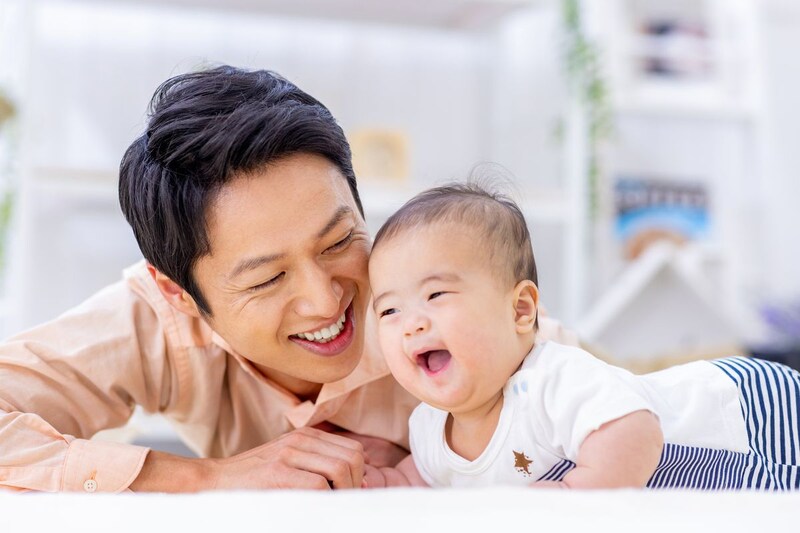 産後パパ育休（出生時育児休業）とは？ 給付金支給・社会保険料免除の要件、パパ休暇との違いを解説！