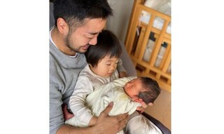 「願うことすらしない未来だった」元女子高生トランスパパ、子2人、親3人、ジジババ6人でするチーム育児