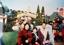 尿から甘いにおい…。生後18日で娘が「メープルシロップ尿症」と診断されてから、30年におよぶ治療の日々を振り返って【体験談】