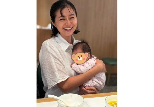 赤ちゃんとの2ショット。お友だちが撮影してくれたそう。