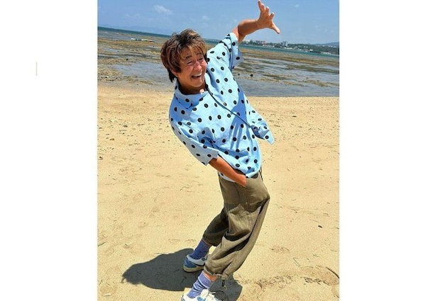 海でのロケで、ついついはしゃいでしまう堀内さん。