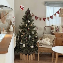 クリスマスツリー・リース「華やかでワクワクが止まらない！」「100円ショップのアイテムで手作りも！」おすすめ5選