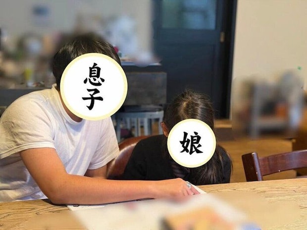 長女がつまずいた宿題をやさしく教えてあげる、頼もしい長男。（庄司さんのインスタグラムより）