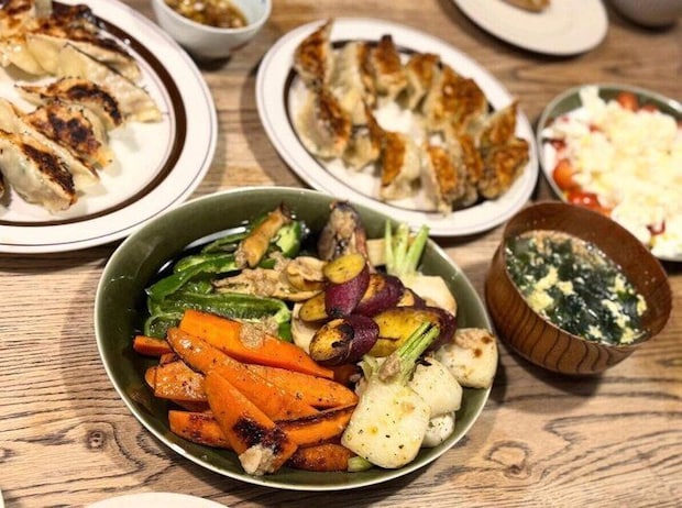 ある日の食卓。餃子は、夫婦2人で包んだそう。（藤本さんのインスタグラムより）