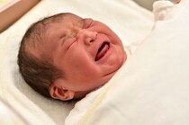 「おい、切ったなぁぁぁ！！！！」と医師に暴言、痛みでうずくまる姿はあの有名映画のよう…。などなど、出産爆笑エピソード