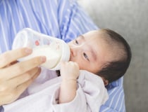 冬生まれ赤ちゃんの授乳はどうするのが正解？「ミルクは温めたほうがいい？」冬授乳の疑問Q&A