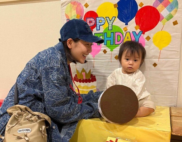 支援センターで遊ぶ、西野さんとにこりちゃん。