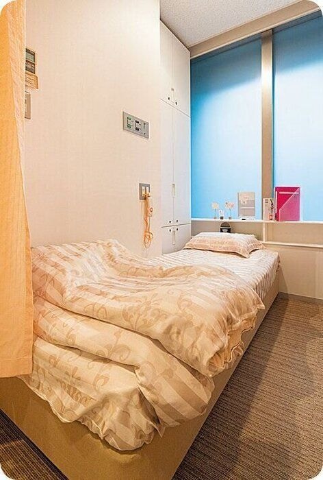 【リラックスルーム】採卵や胚移植後、安静に過ごすためのスペースは11床。細い採卵針の採用で、安静時間が短くなり、早期帰宅が可能になったそう