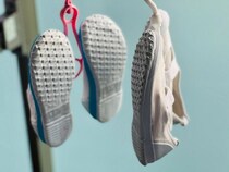 泥やほこり、汗、皮脂の汚れがいっぱい…。面倒な子どもの運動靴や上履き洗濯はこうする！7つのポイント