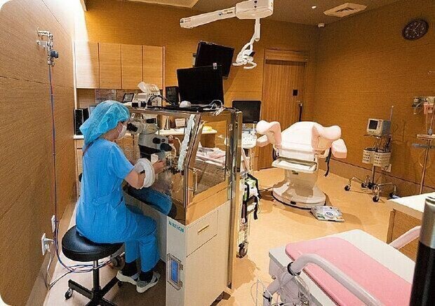 【採卵室】胚培養士が状態を確認しながら行う採卵室。卵子凍結（未受精卵凍結）保存も行っているのが特徴