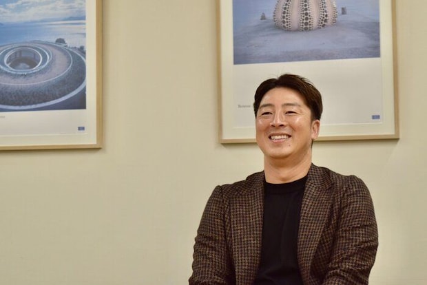 インタビューに答える美馬さん。