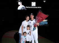 千葉ロッテを昨シーズンで引退の美馬学投手｡引退試合の始球式は､右手欠損の長男が投球を｡「本番で一番いい球を投げてくれた」