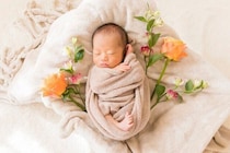 医師に「痛くありません」と大嘘、焦って産院までの道を間違える夫、赤ちゃんの産声が意外すぎた…などなど。出産爆笑エピソード