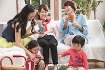 「子どもを注意しない」「ありがた迷惑なおさがり」「えっ、ライバル視?!」 ママ友・パパ友のびっくりエピソード