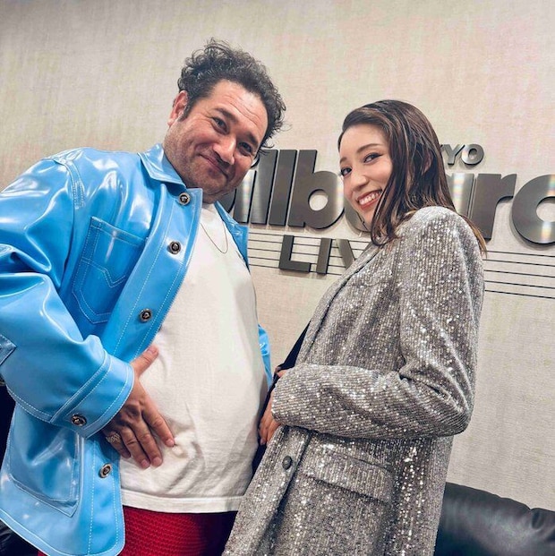 妊娠中の真風さんと、勝矢さん。