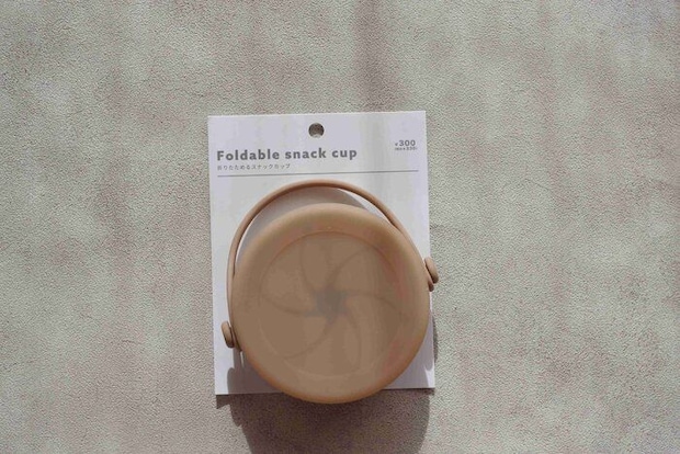 【3COINS】ありそうでなかった！かさばらなくて衛生的な「折りたためるスナックカップ」が便利です