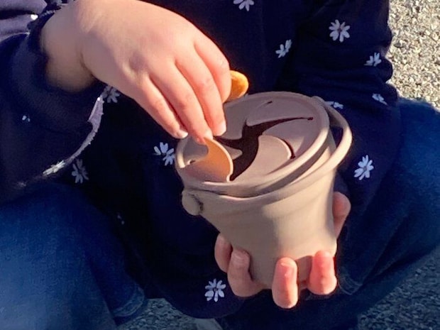 【3COINS】ありそうでなかった！かさばらなくて衛生的な「折りたためるスナックカップ」が便利です