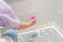 お風呂場のカビ対策、塩素系漂白剤に落とし穴が…⁉　カビ予防にはこのひと手間が大事！