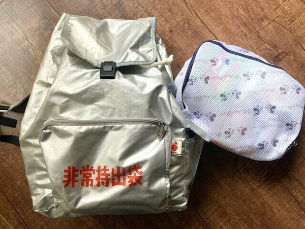 防災バッグと乳児用の防災ポーチ