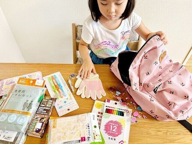 防災バッグに荷物を詰める子どもの様子