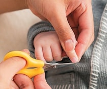 赤ちゃんのつめ切り、いつ切る？どう切る？コツ＆やりがちNG2選【保健師が解説】