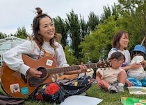 27回もの入院をしたダウン症のある娘。自身の大病も経験しつつ音楽を届ける活動を続ける母