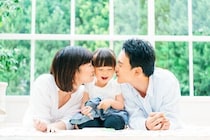 子どもの前で、ハグやスキンシップしてる？ 夫婦のスキンシップは大事だけれど、子どもの前でOKなの？