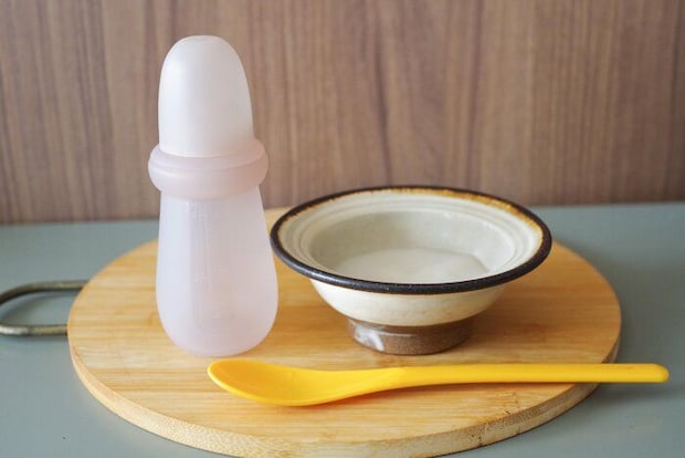 【3COINS】離乳食デビューに！片手でスイスイこぼさずに食べさせられる便利グッズ