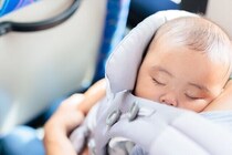 「電車で泣きだす息子をじっと直視する目線…怒られるのかと思ったら」「1歳、初飛行機でギャン泣きに…」胸がジーンとなる感動エピソード