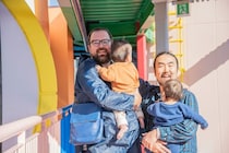 ダディとパパで双子を育てるアーティスト・荒川ナッシュ医。ヴェネチア・ビエンナーレでのテーマは「草の赤ちゃん　月の赤ちゃん」