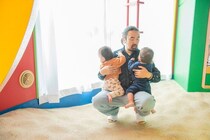 アーティスト・荒川ナッシュ医、同性婚、代理懐胎で双子の親に。「子どもは無理だと思っていた私たちのところにベビーが」双子誕生で感じた命の喜び
