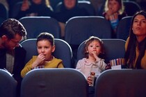 暗い、怖い、ママ・パパはドキドキ...。子どもの“映画館デビュー”は何歳？