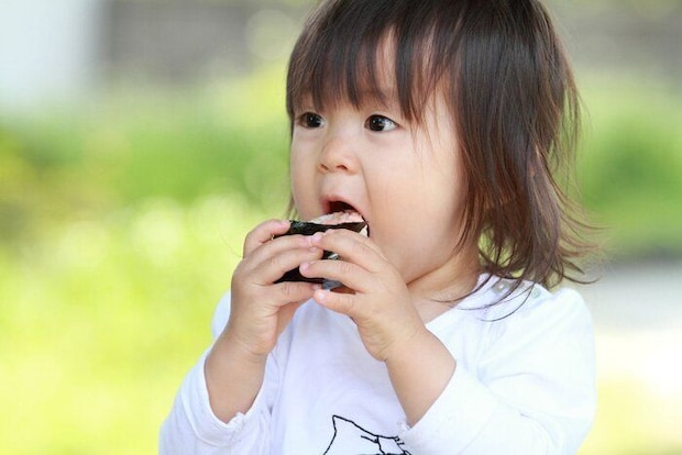 手づかみ食べに！「赤ちゃんが食べやすいおにぎり」づくり