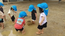今、雨の外遊びが増加中！保育園でわが子が体験していることがすごかった～園で子どもは何してる？Vol.3～