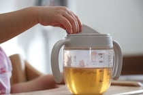 子どもの水分補給。衛生面ではスポーツドリンクより麦茶が要注意!? 暑い季節に衛生的に持ち歩く3つのコツとは？【専門家監修】