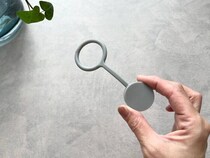 「まるで大きなケーブルバンド!?」キャンドゥの意外な物の落下防止に役立つ買わなきゃ損な便利グッズ