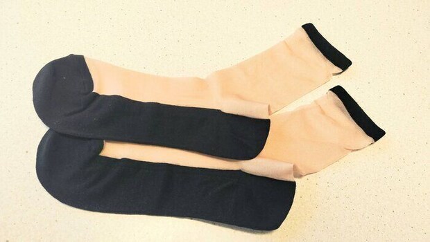 【考えた人天才！】もっと早く買っておけばよかった…！スリコのストッキング風靴下が秀逸すぎる