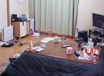 ちょい置き、床置き、あとひとつは…？リビングが散らかっている人がやりがちなNG習慣3選