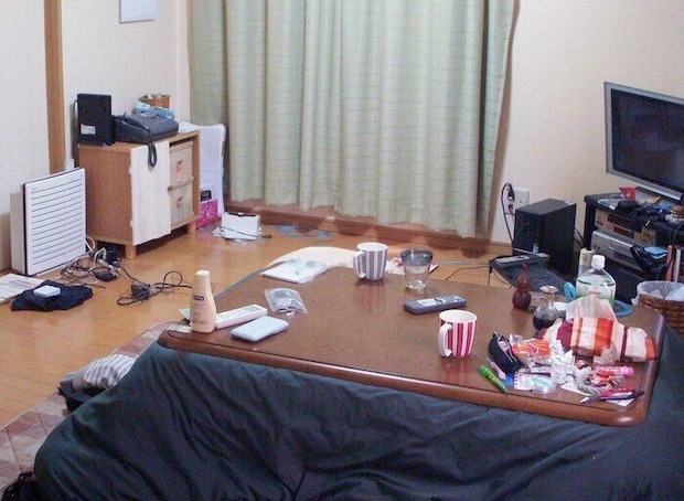 ちょい置き、床置き、あとひとつは…？リビングが散らかっている人がやりがちなNG習慣3選